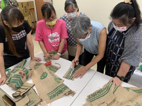 85℃和嘉義媽媽樂縫紉工作室合作，將85℃使用後的咖啡豆麻布袋循環再利用。