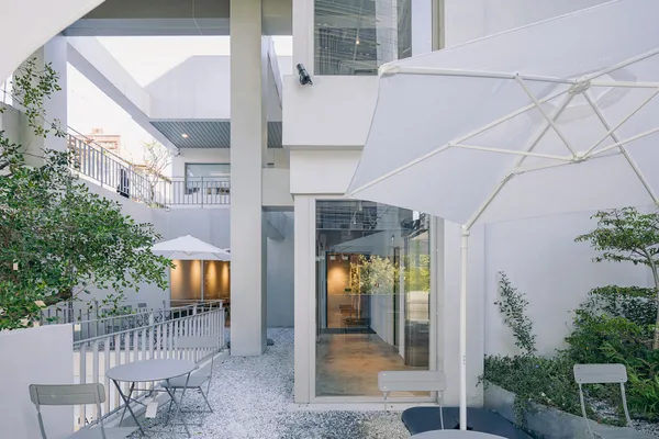 BRUN不然信義店2F露台座位區.jpg