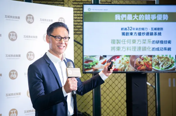 董事長徐承義表示，東方爐炒連鎖化系統是讓瓦城能夠積極拓點與快速布局海外的秘密武器.jpg