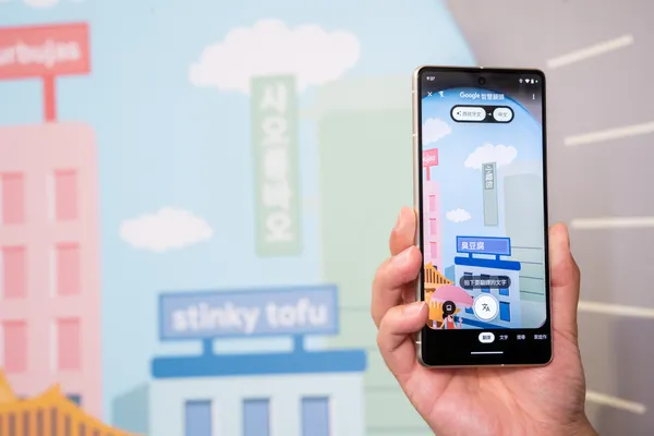 google Pixel 7 系列正式支援即時翻譯功能，打開相機並開啟「智慧鏡頭」模式，畫面中的外國