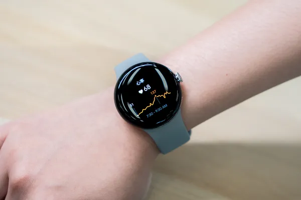 Google Pixel Watch 帶來 Fitbit 體驗中最準確的心跳速率追蹤，並全天候執行心