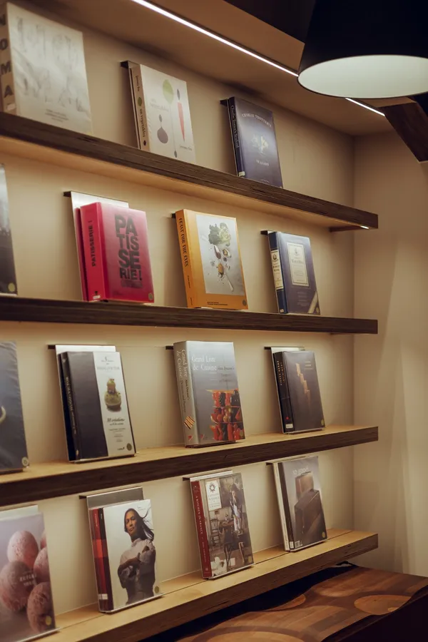五方食藏大稻埕店二樓與boven雜誌圖書館合作長期展出300多本生活飲食雜誌刊物.jpg