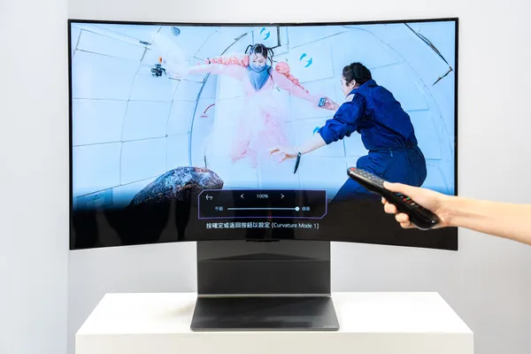 全球首款可調式曲面OLED電視－LG OLED Flex 42吋，可自由切換20種不同級別曲率，最高