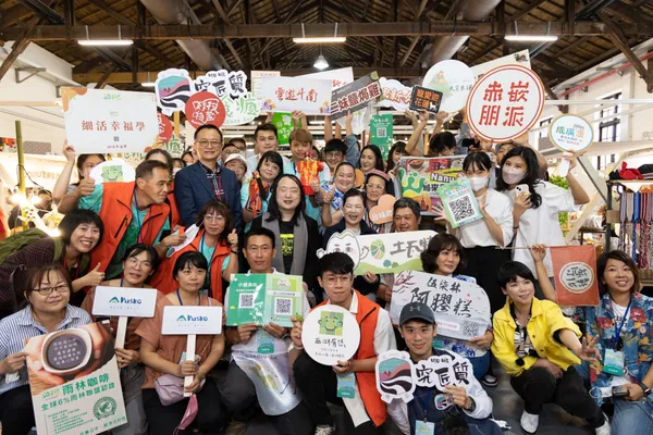 雲世代 攤位合照