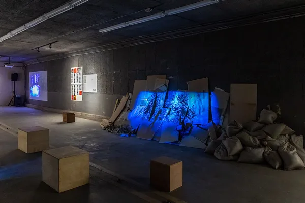第四展間主題「景觀、域外的戰爭」中的「實驗戰爭」一區，投影介面為改造廢車道時所保存的廢木材，投影內容