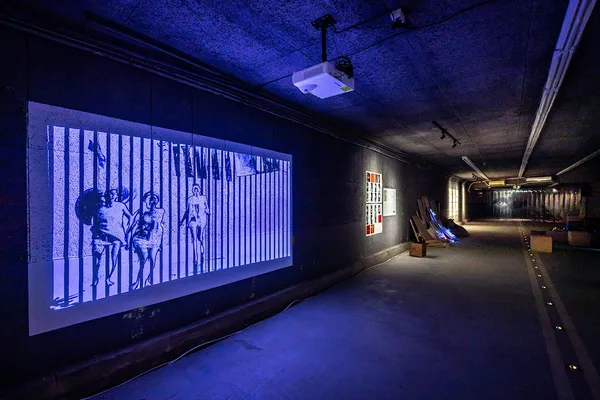 藝術家姚瑞中所提供「天打那實驗體」的劇場作品《時候到了》_《哈姆雷特機器》之相關影像，由影像設計莊知
