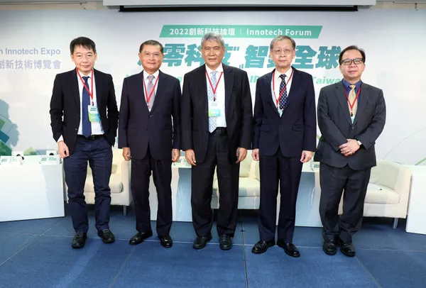 (左起)數位時代總編輯王志仁、電機電子工業同業公會理事長李詩欽、台達電子董事長海英俊、中鋼集團總經理