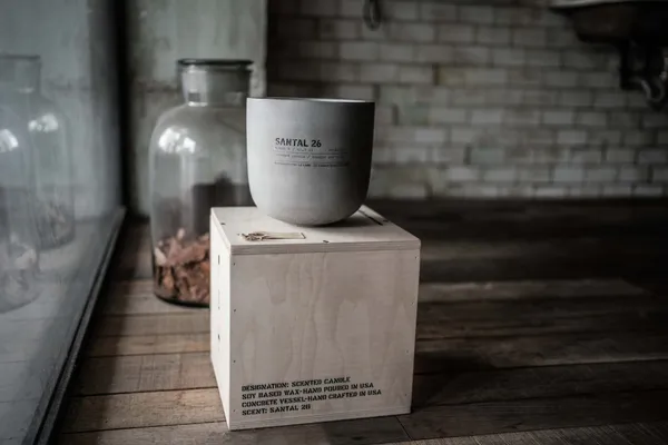 Le Labo 水泥香氛蠟燭 (灰) 情境圖02jpg.jpg