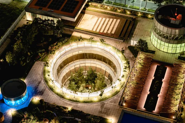 高雄總圖頂樓「新灣花園」！照明設計師賴雨農操刀光影：館中樹、景觀水池及露天劇場改造亮點