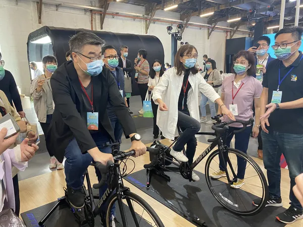 數發部政務次長、副署長騎腳踏車