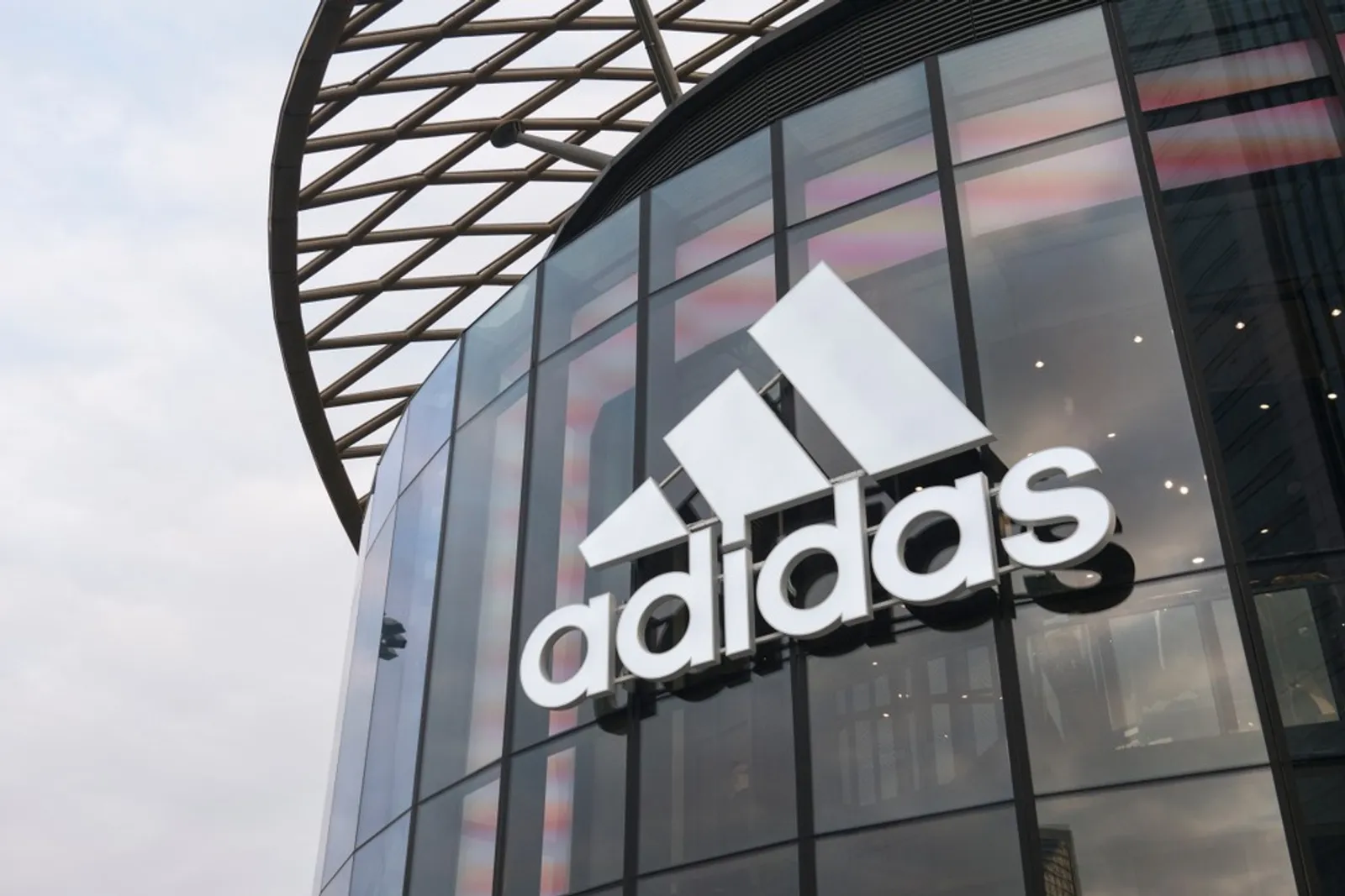 30 年首見虧損！Adidas 受肯爺失言拖累，這起公關風波給了我們哪些啟示？