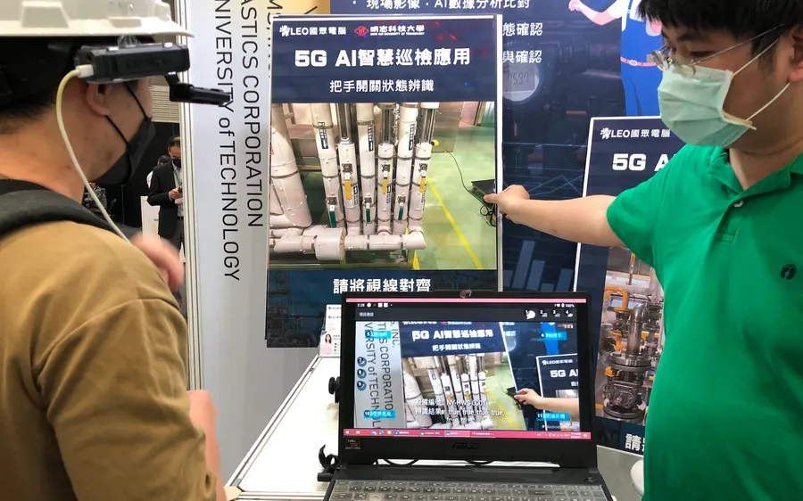 建造臺灣新世代護國群山---5G AIoT產業聚落高雄亞灣，加速場域實證為整套方案輸出國際