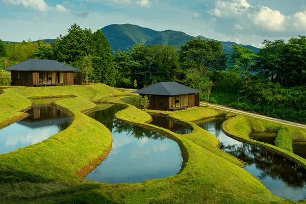 日本九州新旅宿！星野集團「界由布院」溫泉旅館：隈研吾操刀，沉浸綠意梯田的山林靜謐