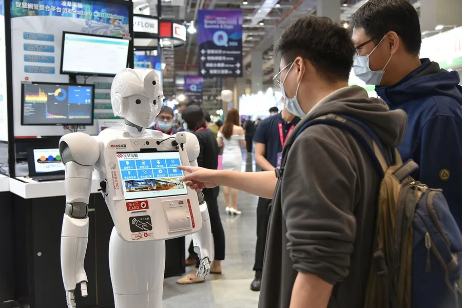 報復性出遊來了！旅宿、餐飲祭出AI機器人，零接觸商機搶客