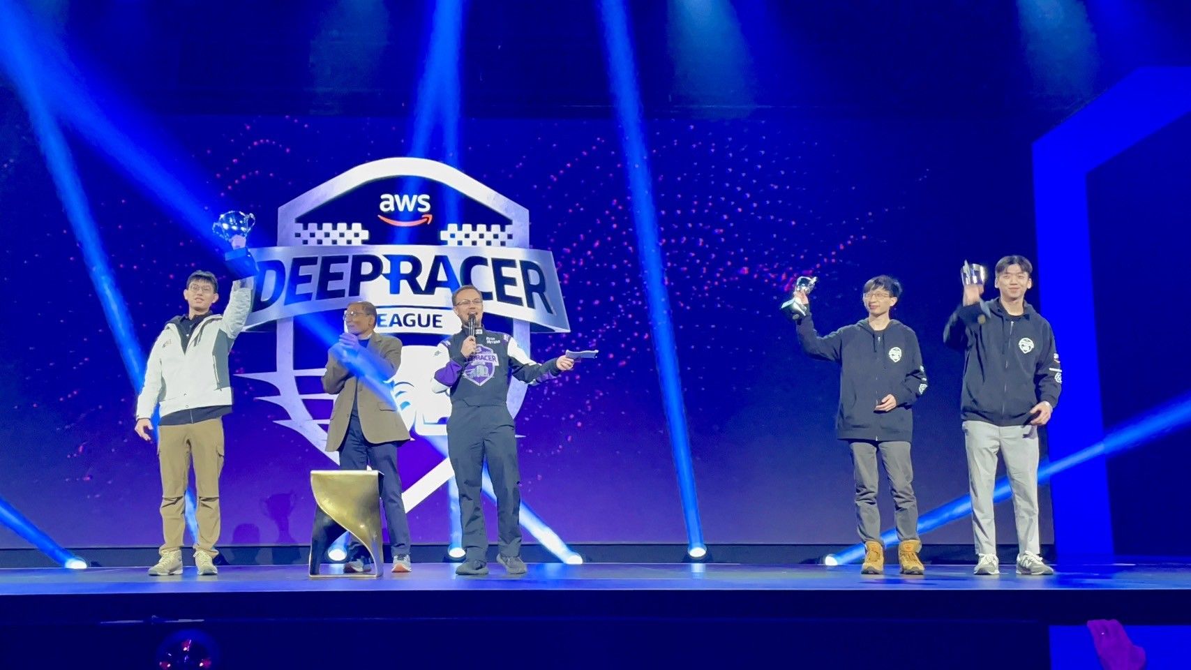 台灣學生包辦AWS賽車前3名，擊敗摩根大通！陽明交大怎麼把「奪冠