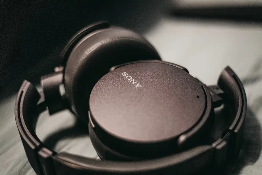 音樂事業助攻 Sony 創下營益新高！盜版＋串流雙面夾攻，小金雞怎麼賺錢？