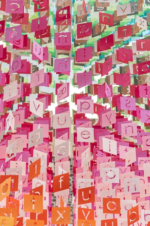 Emmanuelle Moureaux〈100 colors no.37〉