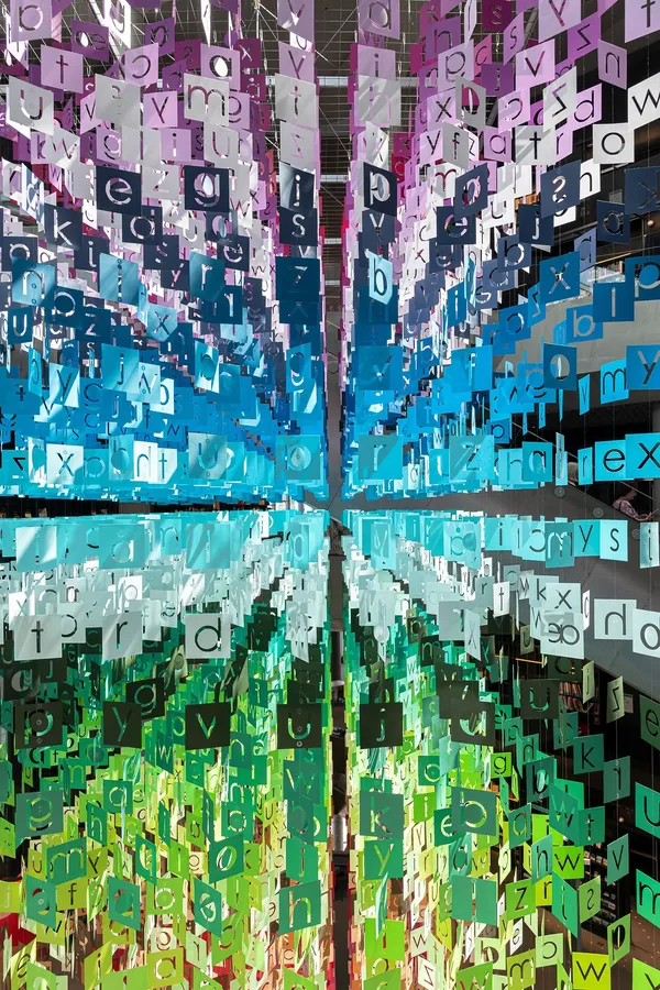 Emmanuelle Moureaux〈100 colors no.37〉