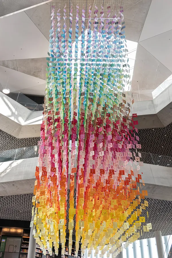 Emmanuelle Moureaux〈100 colors no.37〉