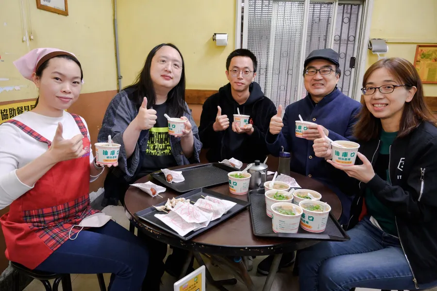 唐鳳部長訪蚵仔麵線老店 體驗臺灣雲市集助數位轉型