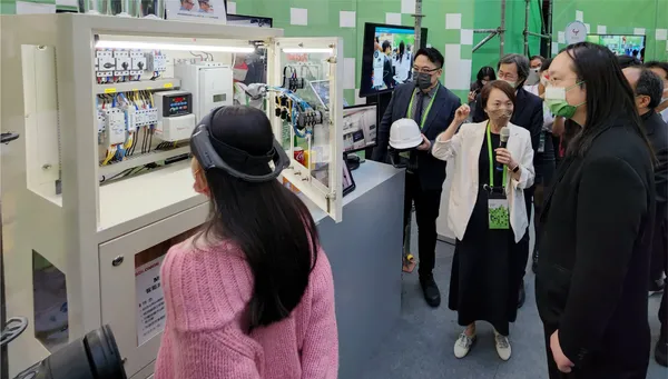 圖：數位部唐鳳部⾧(右1)在國立中山大學產發中心團隊陪同下，參觀所羅門股份有限公司
