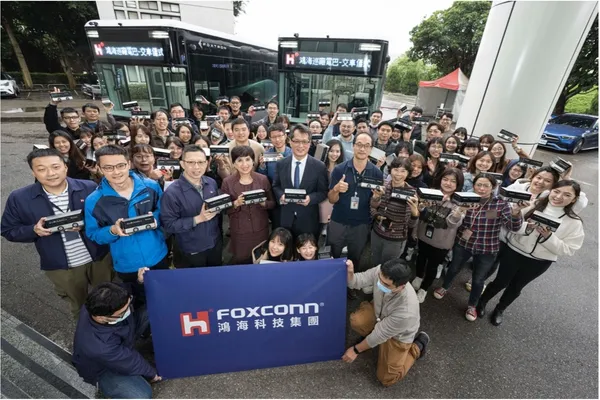 鴻海土城總部周邊廠區間大型接駁巴士全面電動化，落實淨零減排的永續理念，14日舉行交車儀式