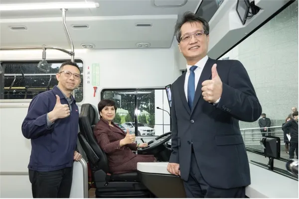 鴻海土城總部周邊廠區間大型接駁巴士全面電動化，啟動儀式上，鴻海科技集團黃秋蓮總財務長參與見證，並且親