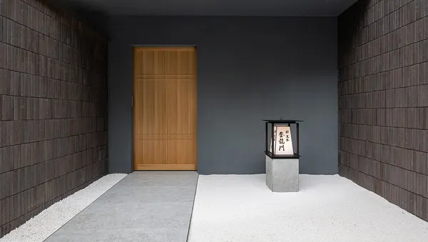 天本昇吾繼「鮨天本」開業，以全新之姿於12月18日誠心獻上新品牌「登龍門」＿空間＿大門.jpg