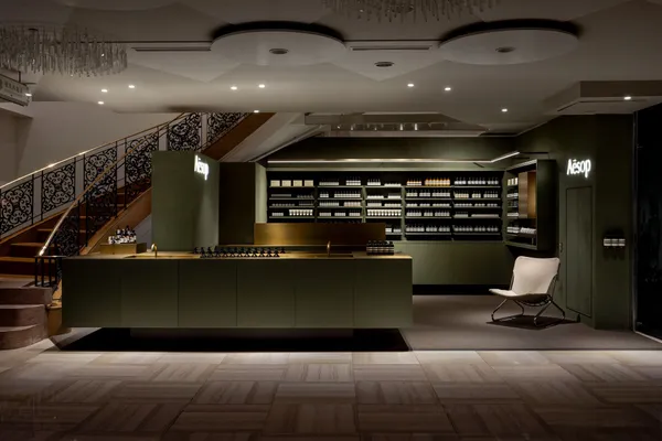 Aesop 高雄漢神本館、巨蛋開幕！以旗津「浪與沙」、鹽埕公有市場為靈感，打造海岸紋理牆面與懷舊空間