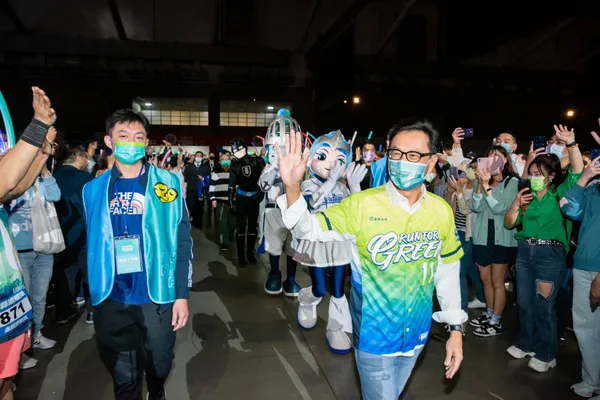 圖二：富邦集團0114舉辦2022年謝年會，富邦集團蔡明忠董事長進場時受同仁熱情歡呼。
