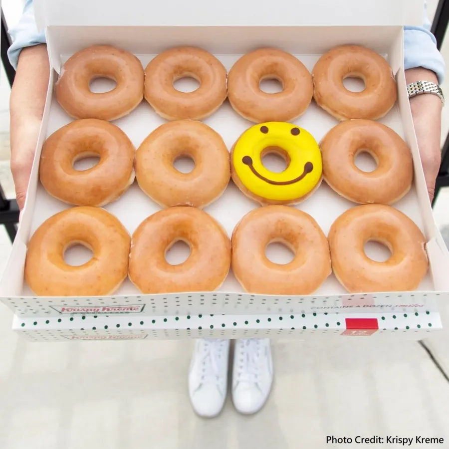 屹立86年的甜甜圈品牌！Krispy Kreme將生產變成表演，讓過路客聞香而來