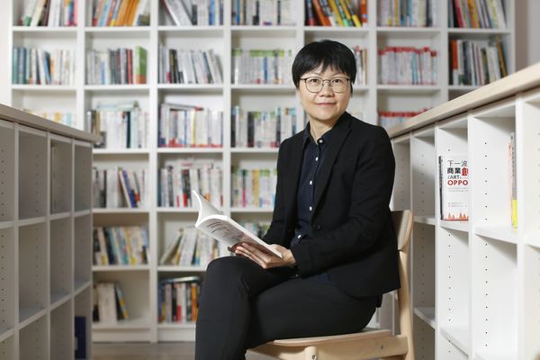  走到中年，不知為何而戰？總編輯私房筆記：《世界盡頭的咖啡館》給我的 4 個轉念練習