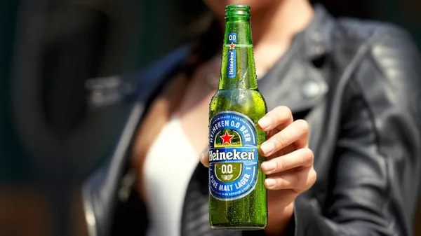 不愛喝酒的蓋茲也看好！海尼根在超級杯推「無酒精啤酒」，背後佈局是什麼？ 