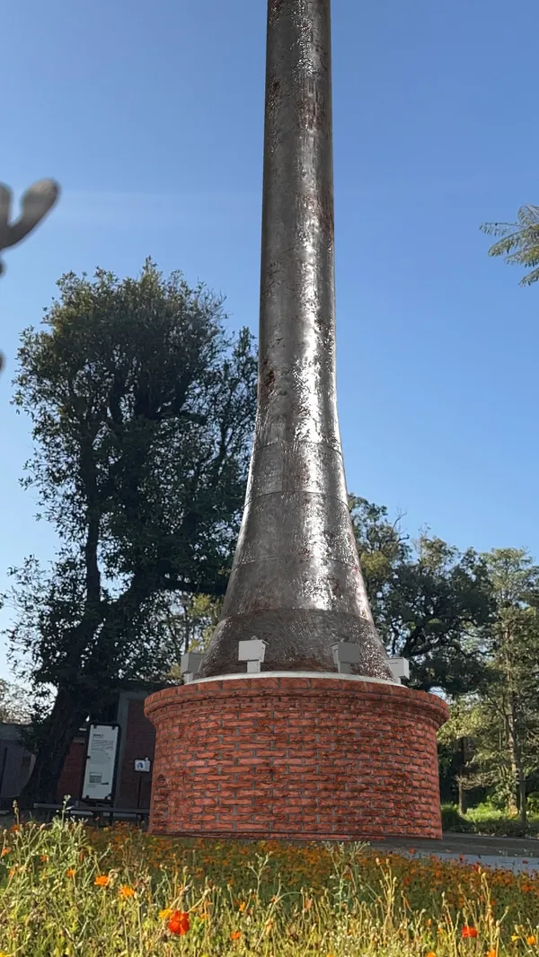 透過 AR app 掃描指引立牌，即可從現場僅存的基座遺址，看到高達 12 層樓的煙囪「長」出來。
