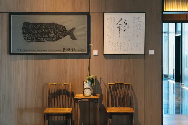 亞洲插畫藝術博覽會於承億酒店25樓公共展區作品＿左：至少還有你 ; 右：一個人的事（林夕）