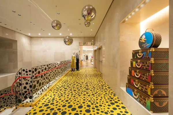 LV_草間彌生藝術裝置 暨 101獨家硬箱塔.jpg