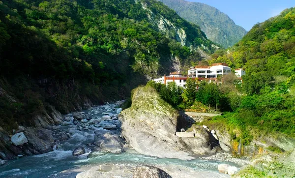 太魯閣晶英酒店推出【行館假期‧指定日專屬優惠】，平日每人6,000元起，可入住行館儷人客房住宿乙晚，