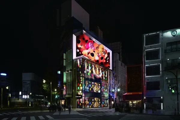 LV_YAYOI_KUSAMA_AR_INSTALLATIONS_LV.COM_SHINJUKU_A