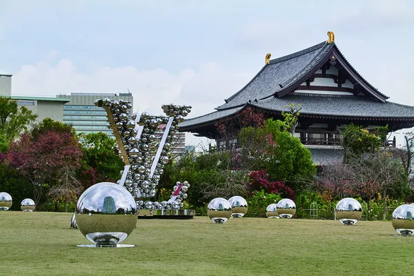 LV_YAYOI_KUSAMA_AR_INSTALLATIONS_LV.COM_PRINCE_SHI
