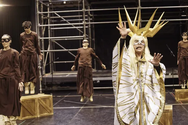 圖一：伍佰在成功之路搖滾歌劇中飾演光魔王-scaled