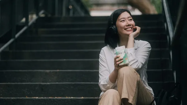 像個詩人，隨波不逐流——飲冰室茶集攜手華文暢銷作家張西，共創獻給迷惘世代的詩歌
