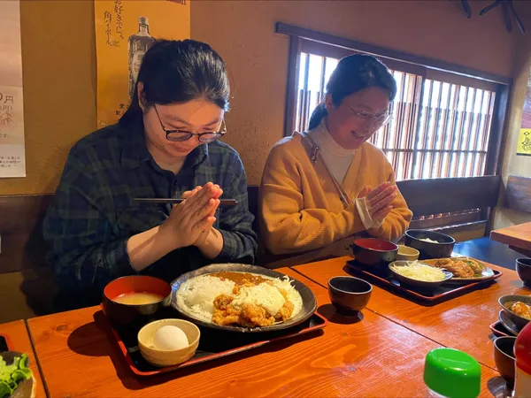 日本人用餐敬禮照片 (2).jpg