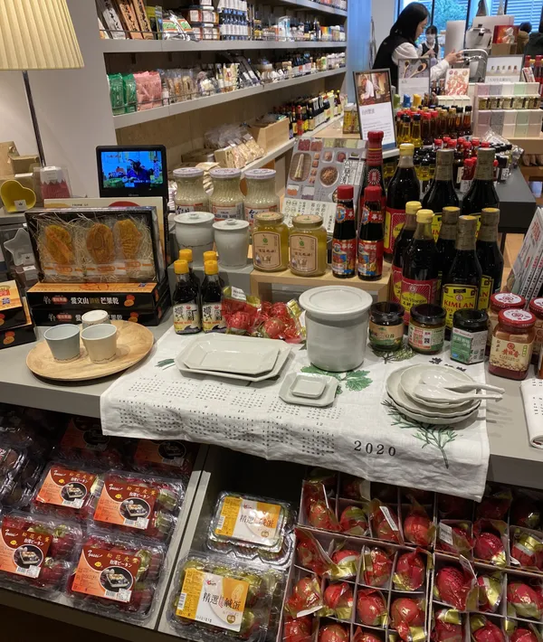 誠品生活橋－台灣商品店內照