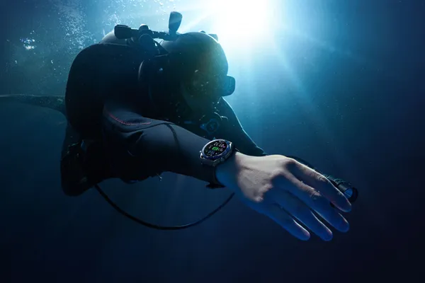 【HUAWEI發稿照】HUAWEI WATCH Ultimate 為華為首款100米深潛智慧工藝腕錶