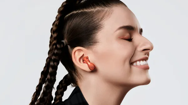 【HUAWEI發稿照】HUAWEI FreeBuds 5 聲色出眾 以創新全曲面流線設計詮釋時尚科技