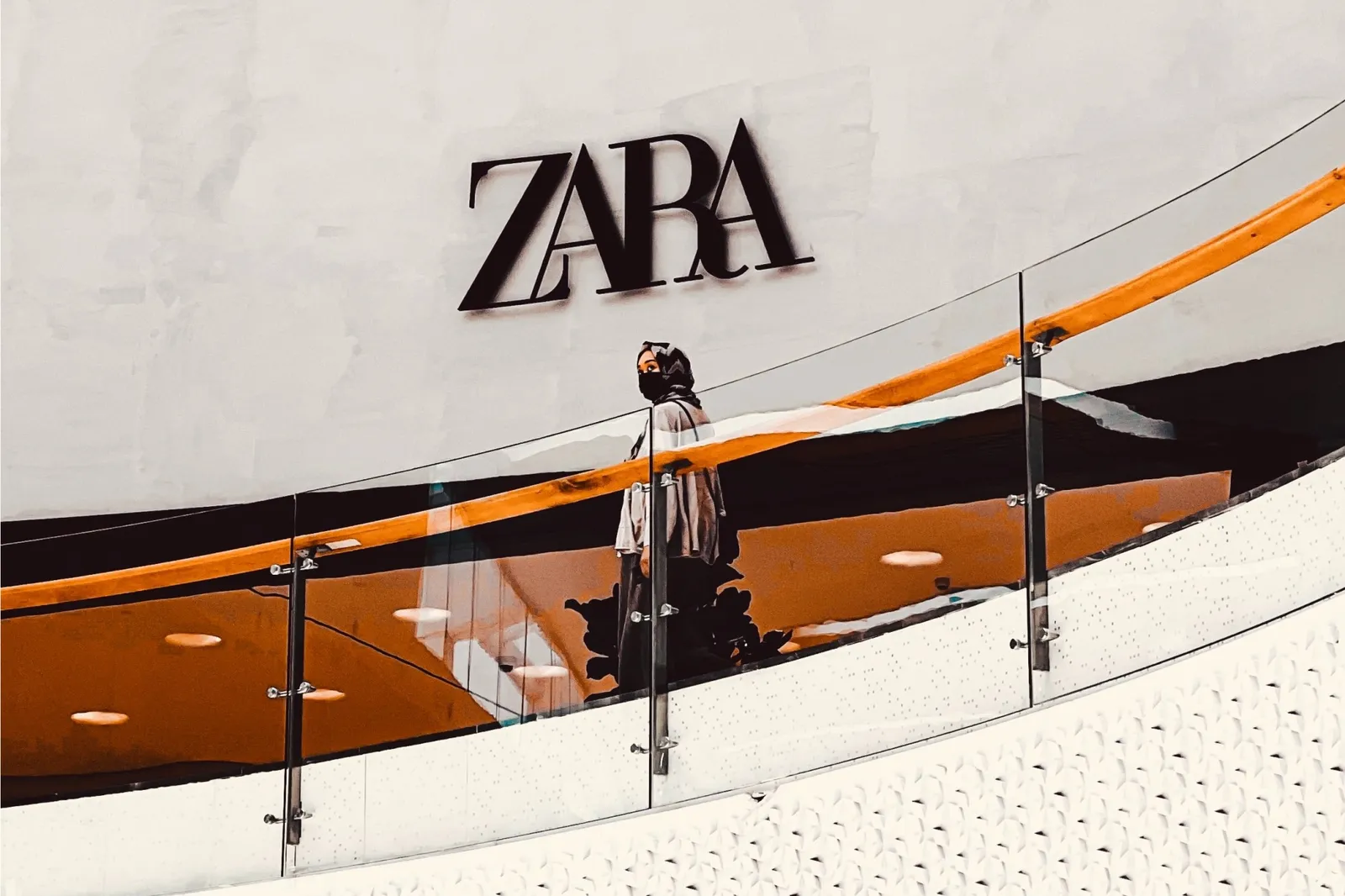 ZARA 去年淨利成長近 30%！面對 H&M、SHEIN 的激烈兢爭，如何站穩快時尚龍頭？
