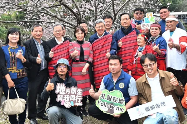 國發會_行政院陳院長偕同國發會龔主委視察南投縣原鄉苦茶暨區域共好地方創生.jpg