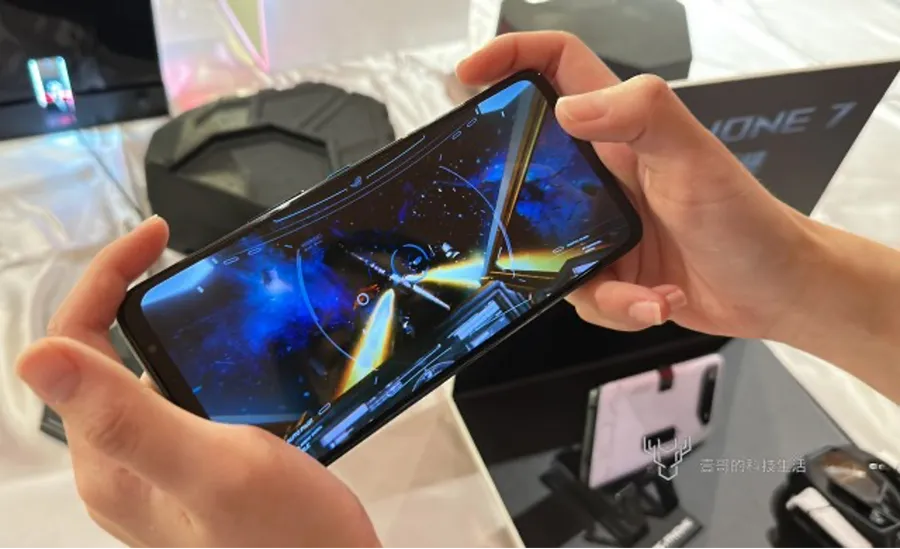 ROG Phone 7兩款手機開箱！高通最強晶片助攻，電競手機一哥還有哪些升級？