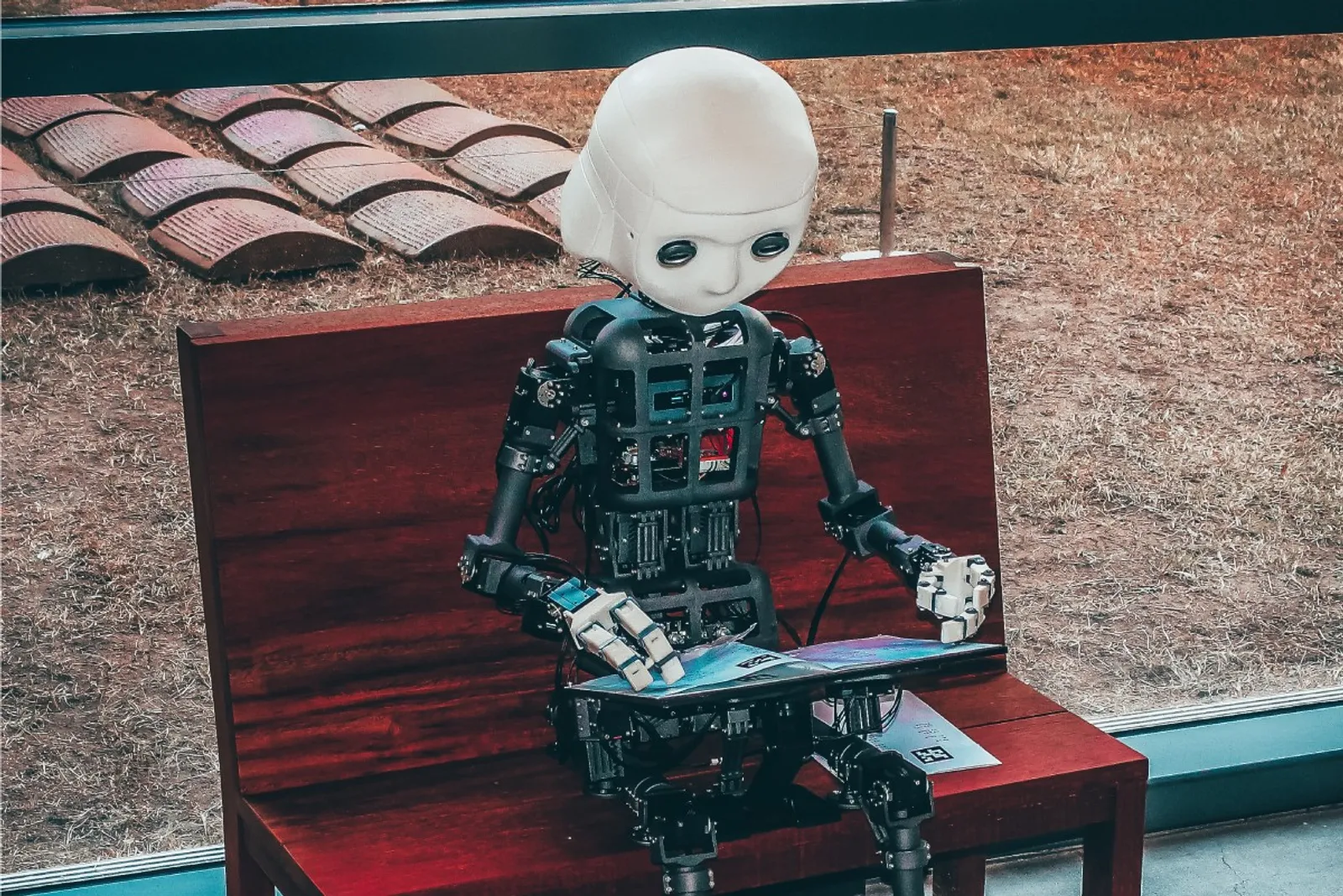 我的新同事是 AI！生成式 AI 強勢進軍職場，企業、員工該如何調整心境？