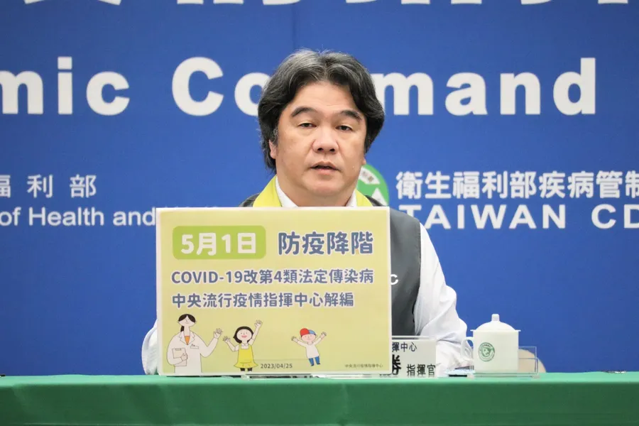 COVID-19降級，自主管理變5天、取消支持性給假！未來染疫怎麼辦？解答一次看